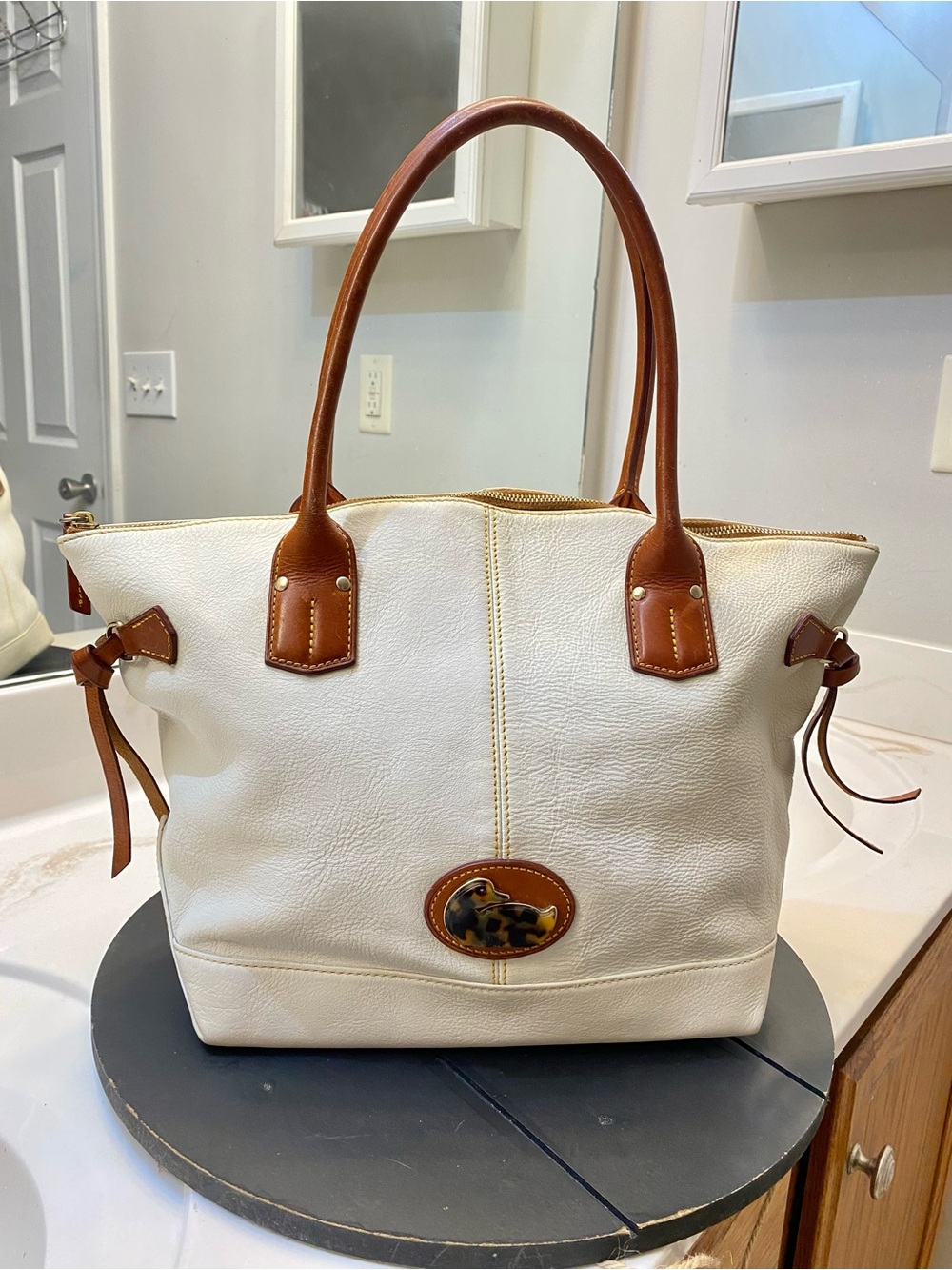 Vintage Dooney & Bourke handbag in great condition, clean interior beautiful